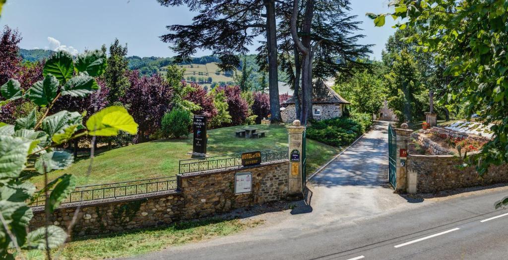 Chateau De La Falque, The Originals Relais Saint-Geniez-dʼOlt 外观 照片